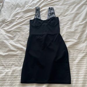 PRETTYLITTLETHING - Black Dress**